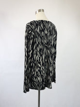 Lataa kuva Galleria-katseluun, Mustavalkoinen kuviollinen pusero XXL
