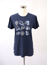 Lataa kuva Galleria-katseluun, Nanso tummansininen simpukkakuvioinen t-paita S