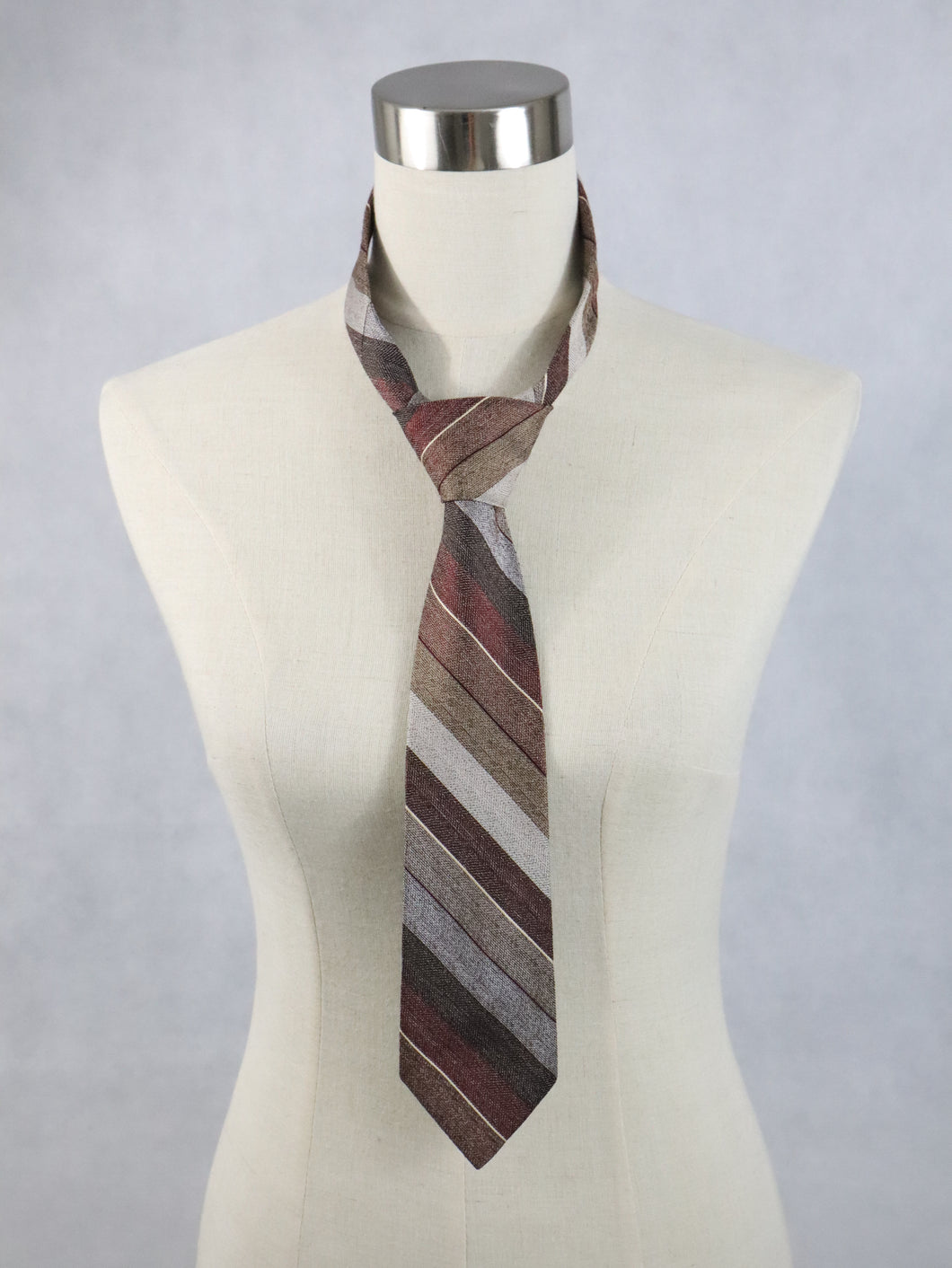 Petrifan ruskeasävyinen raidallinen solmio