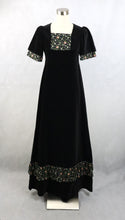 Lataa kuva Galleria-katseluun, Pia &amp; Paula made in Finland musta pitkä samettimekko kukkakuvioisilla yksityiskohdilla 36 100% puuvillaa