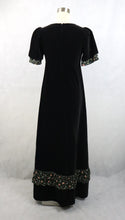 Lataa kuva Galleria-katseluun, Musta samettinen maksimekko 36