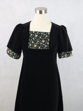 Lataa kuva Galleria-katseluun, Musta samettinen maksimekko 36