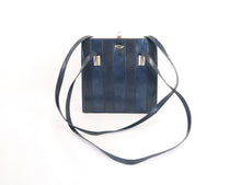 Lataa kuva Galleria-katseluun, Sininen raitakuosinen kotimainen vintage kehyslaukku