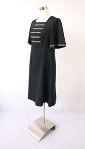 Musta kukkasomisteinen mekko D42