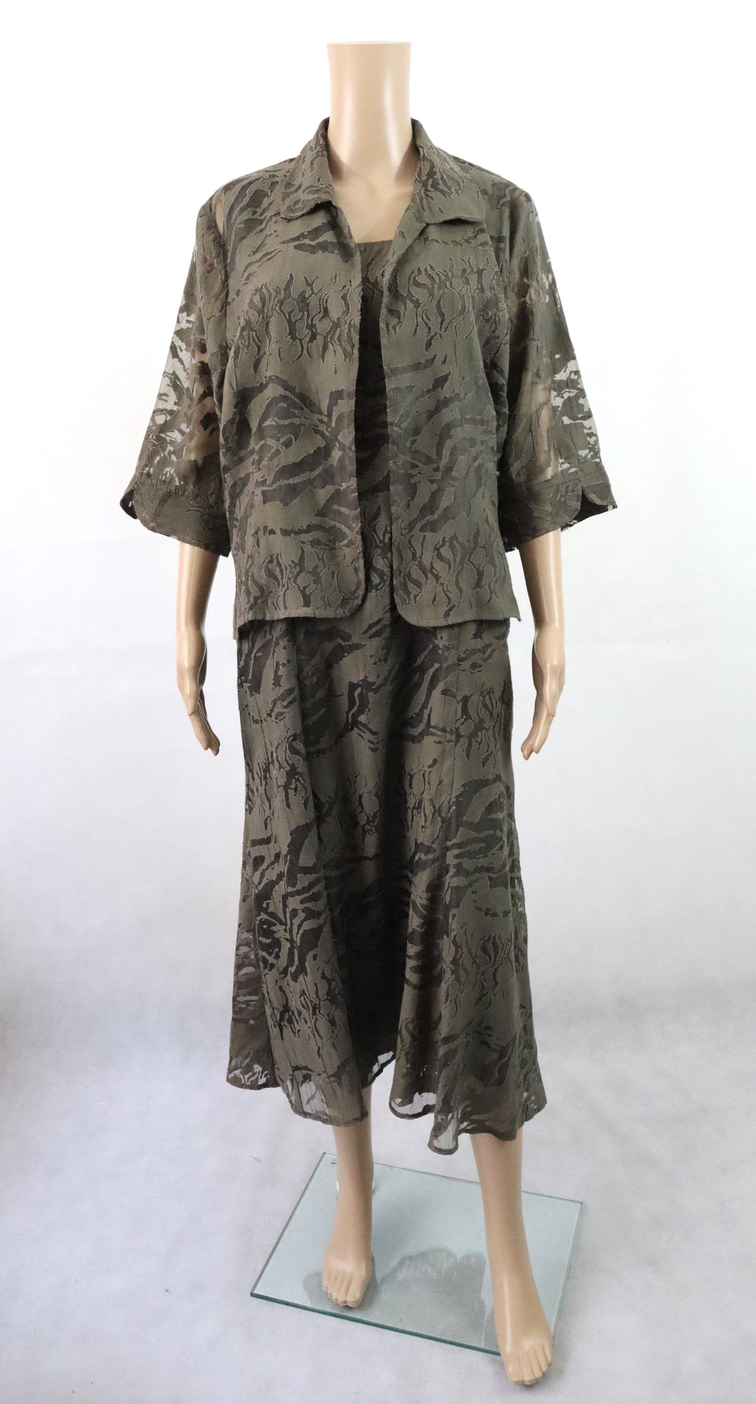 Reetriikka Tammi-tuote läpikuultava ruskeasävyinen kuviollinen mekko ja jakku 42