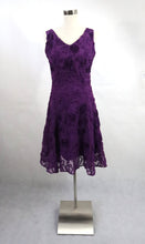Lataa kuva Galleria-katseluun, Tazzia made in Finland violetti ruusukuvioinen satiinimekko S