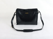 Lataa kuva Galleria-katseluun, Three Bags Varkaus Finland musta nahkainen crossbody olkalaukku