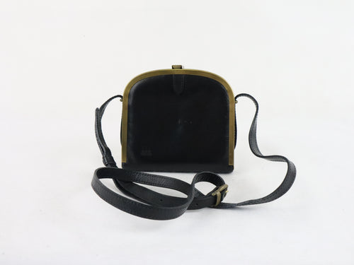 Three Bags musta nahkainen metallikehyksinen kotimainen vintage olkalaukku