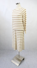 Lataa kuva Galleria-katseluun, Valkoinen raidallinen neulepusero ja -hame S