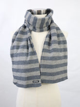 Lataa kuva Galleria-katseluun, Vuokko Suomi Finland harmaa raidallinen villahuivi