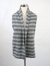 Lataa kuva Galleria-katseluun, Harmaa raidallinen kaulahuivi