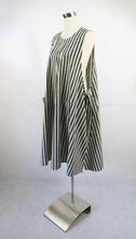 Lataa kuva Galleria-katseluun, Mustavalkoinen raidallinen essumekko