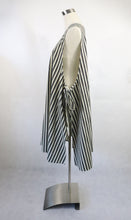 Lataa kuva Galleria-katseluun, Mustavalkoinen raidallinen essumekko