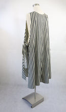 Lataa kuva Galleria-katseluun, Mustavalkoinen raidallinen essumekko