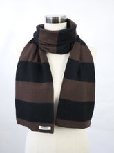 Lataa kuva Galleria-katseluun, Vuokko Suomi Finland villainen kaulahuivi, jossa ruskeat ja mustat raidat