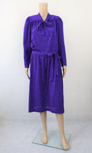 Lataa kuva Galleria-katseluun, Violetti kuviollinen mekko solmittavalla kauluksella 38