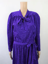 Lataa kuva Galleria-katseluun, Violetti kuviollinen mekko solmittavalla kauluksella 38