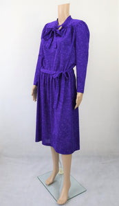 Violetti kuviollinen mekko solmittavalla kauluksella 38