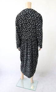 Mustavalkoinen kukkakuvioinen mekko 44