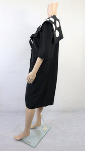 Mustavalkoinen mekko näyttävällä kauluksella C38