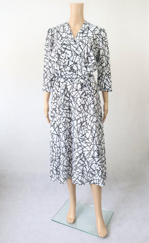 Carolin Muotihovi valkoinen graafisesti kuvioitu vintagemekko C38