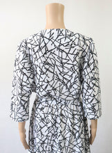 Lataa kuva Galleria-katseluun, Mustavalkoinen graafisesti kuvioitu mekko C38