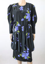 Lataa kuva Galleria-katseluun, Carolin Muoti-hovi musta kukkakuvioinen mekko 36