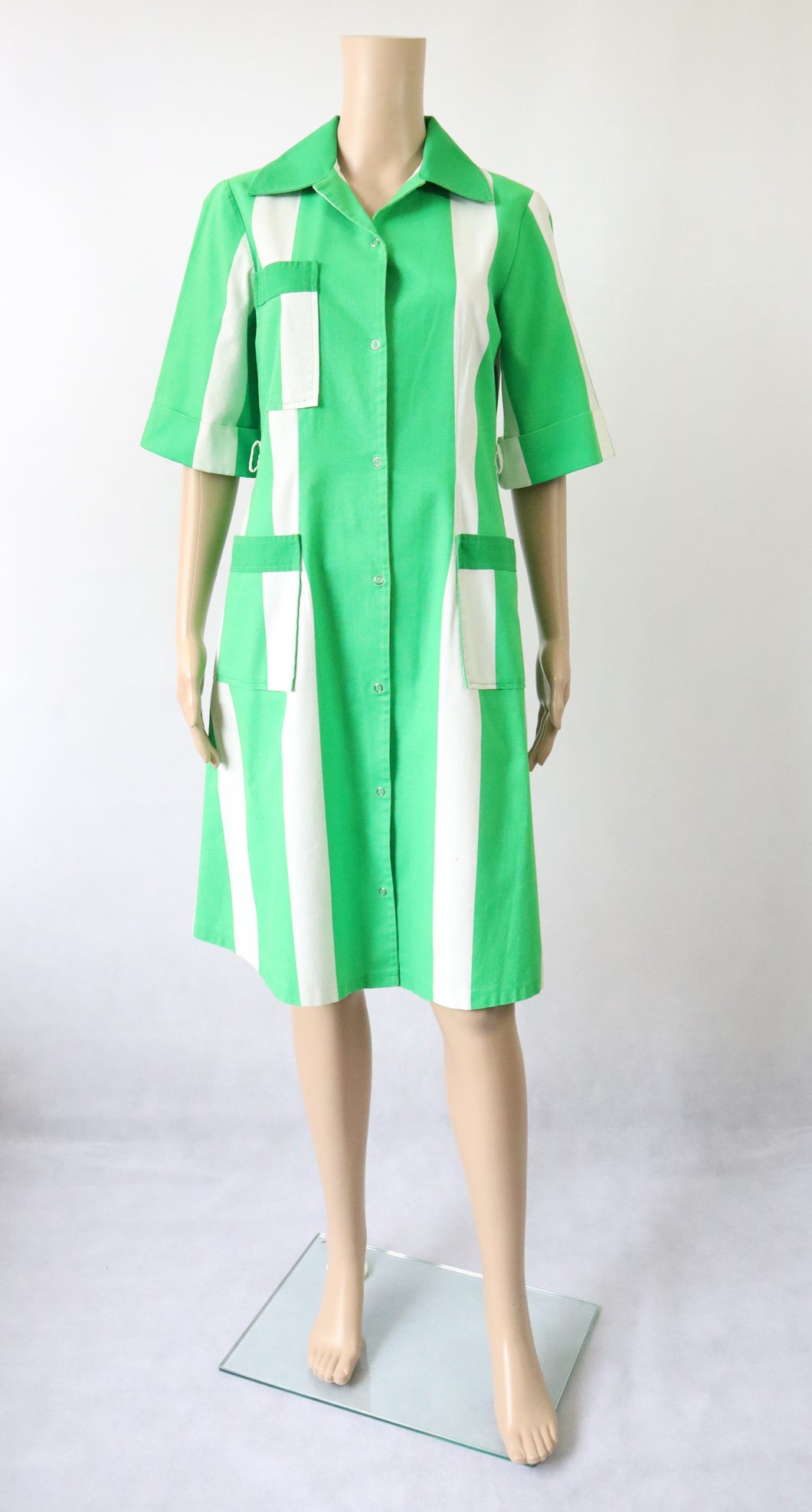Vihreä-valkoraidallinen lyhythihainen kotimainen vintage takkimekko 40
