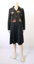 Lataa kuva Galleria-katseluun, Figura musta kukkakuvioinen kotimainen vintage mekko 42