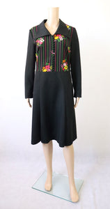 Figura musta kukkakuvioinen kotimainen vintage mekko 42