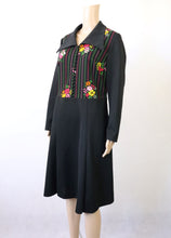 Lataa kuva Galleria-katseluun, Värikäs kukkakuvioinen kapealinjainen mekko 42