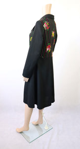 Värikäs kukkakuvioinen kapealinjainen mekko 42