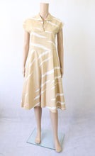 Lataa kuva Galleria-katseluun, Finn-Flare beige valkokuvioinen vintage mekko C34