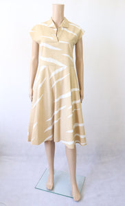 Finn-Flare beige valkokuvioinen vintage mekko C34