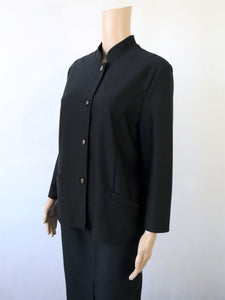 Musta pystykauluksinen jakku