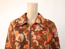 Lataa kuva Galleria-katseluun, Ruskeasävyinen kukkakuvioinen takkimekko D44