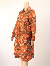 Lataa kuva Galleria-katseluun, Ruskeasävyinen kukkakuvioinen takkimekko D44