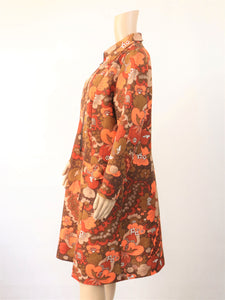 Ruskeasävyinen kukkakuvioinen takkimekko D44