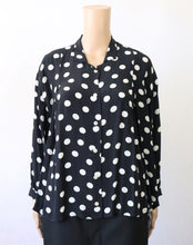 Lataa kuva Galleria-katseluun, Jil&#39;s mustavalkoinen polka dot-kuvioinen pusero C38
