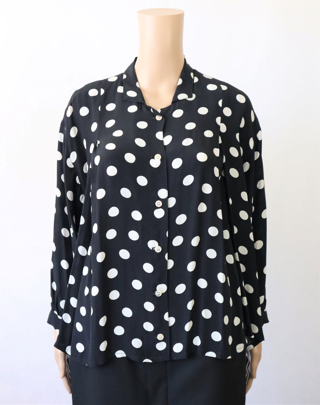 Jil's mustavalkoinen polka dot-kuvioinen pusero C38