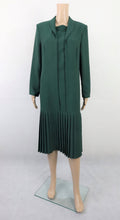 Lataa kuva Galleria-katseluun, Joutsela kotimainen vintage tummanvihreä vekkihelmainen mekko 36