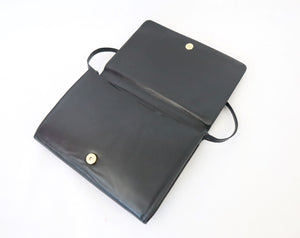 Musta kirjekuorimallinen laukku