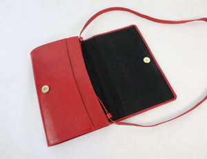 Punainen kirjekuorimallinen laukku
