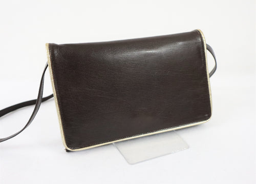 Jubella tummanruskea clutch-laukku kullanvärisellä reunuksella