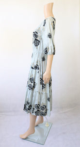 Vaaleanharmaa kukkakuvioinen salsahelmainen mekko 38