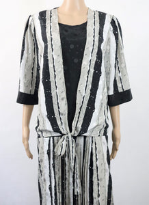 Mustavalkoinen vekkihelmainen mekko C42