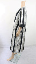 Lataa kuva Galleria-katseluun, Mustavalkoinen vekkihelmainen mekko C42