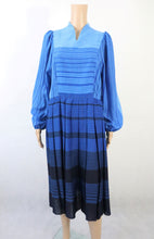 Lataa kuva Galleria-katseluun, Sininen raidallinen mekko C40