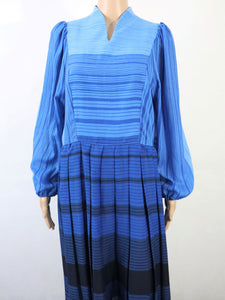Sininen raidallinen mekko C40
