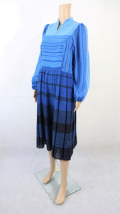 Sininen raidallinen mekko C40